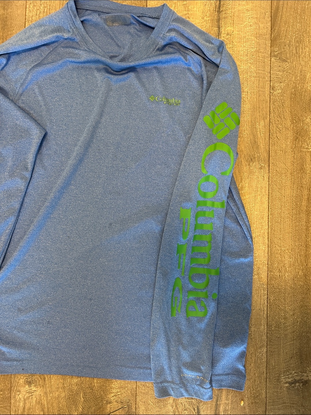Columbia Men’s Long-Sleeve Performance Shirt in Blue with Green Logo - Picture 3 of 3